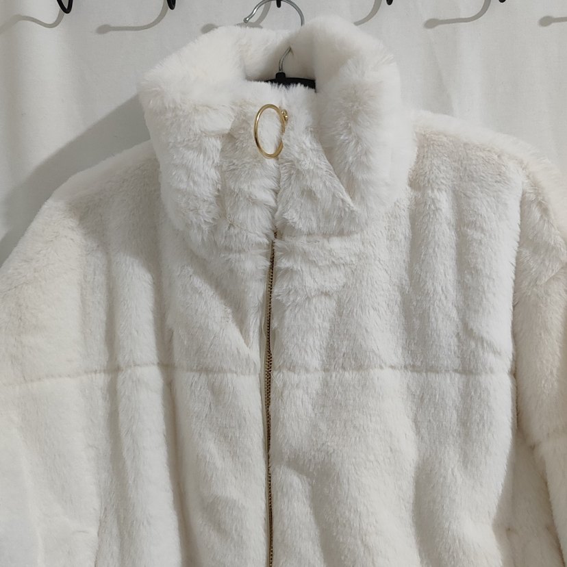 Beyaz Kürklü Kadın Kısa Mont - Görsel 4