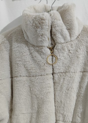 Bej Yüksek Yakalı Kısa Peluş Ceket - Görsel 3