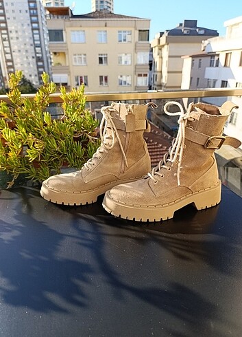 Zara Bayan bot bej rengi katalogda olmadığı için buraya da yazıyorum