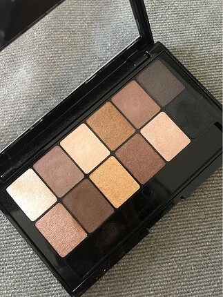 Maybelline Maybelline the nudes far paleti