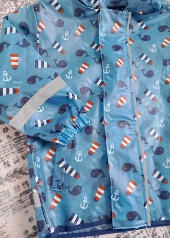 Erkek Çocuk Kapüşonlu Düğmeli Yağmurluk - Görsel 2