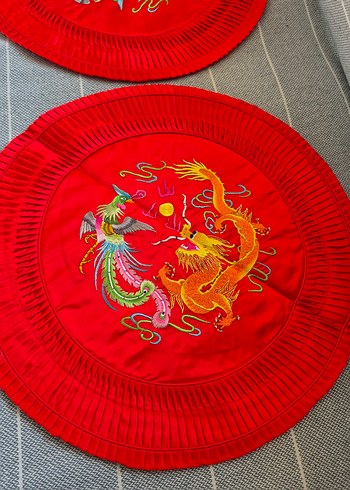 Nakışlı Kırmızı Yuvarlak Yastık Kılıfı - Görsel 2