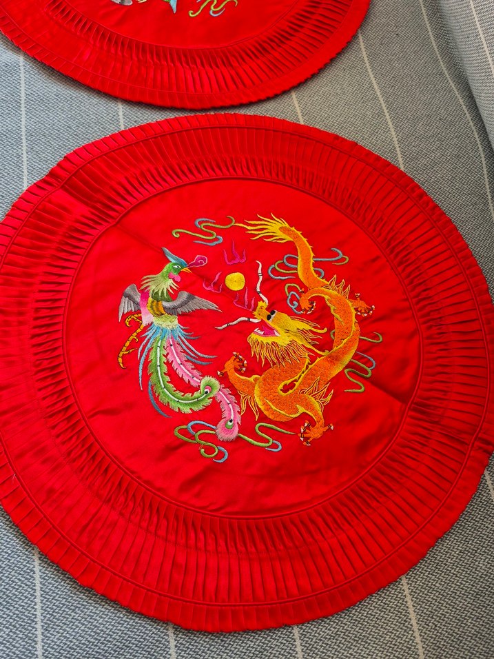 Nakışlı Kırmızı Yuvarlak Yastık Kılıfı - Görsel 2