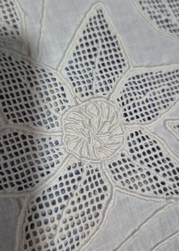 Nakışlı Beyaz Masa Örtüsü - Görsel 3