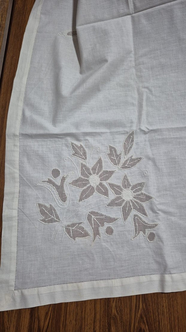 Nakışlı Beyaz Masa Örtüsü - Görsel 2