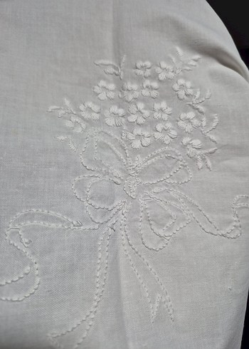 Nakışlı Beyaz Gri Masa Örtüsü - Görsel 5