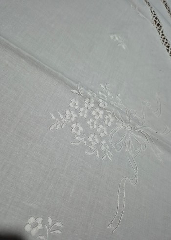 Nakışlı Beyaz Gri Masa Örtüsü - Görsel 4