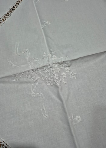 Nakışlı Beyaz Gri Masa Örtüsü - Görsel 3