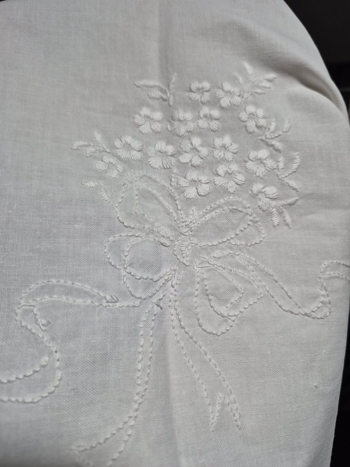 Nakışlı Beyaz Gri Masa Örtüsü - Görsel 5