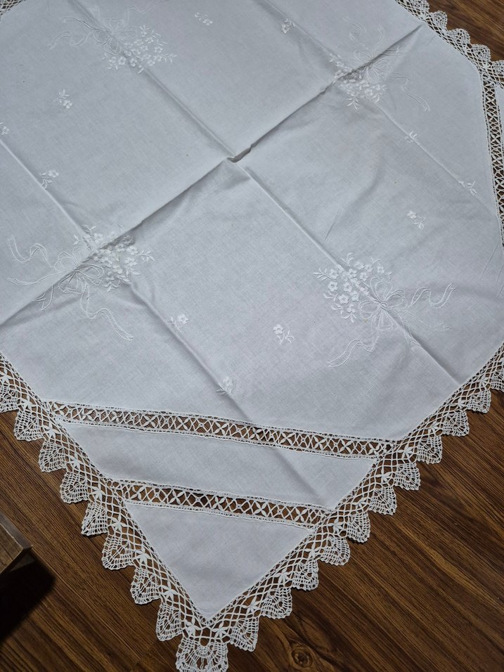 Nakışlı Beyaz Gri Masa Örtüsü - Görsel 2