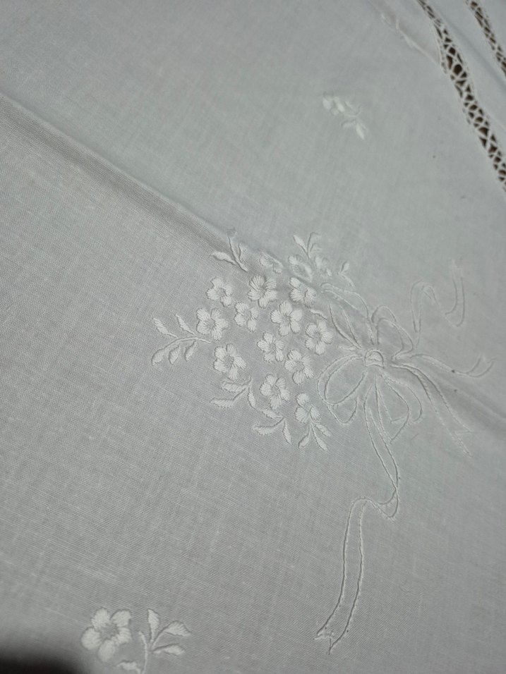 Nakışlı Beyaz Gri Masa Örtüsü - Görsel 4