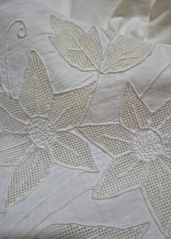 Nakışlı Beyaz Masa Örtüsü - Görsel 3