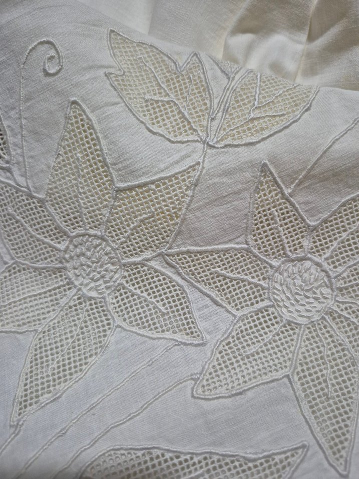 Nakışlı Beyaz Masa Örtüsü - Görsel 3