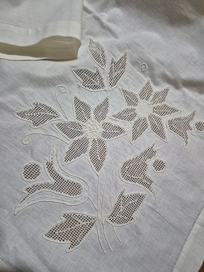 Nakışlı Beyaz Masa Örtüsü - Görsel 2
