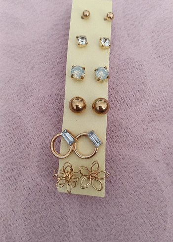 Altın Renkli Mini Boncuklu Çiçek Küpe Seti