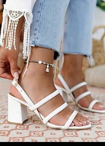 beyaz topuklu sandalet