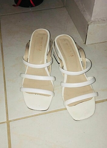 38 Beden beyaz topuklu sandalet