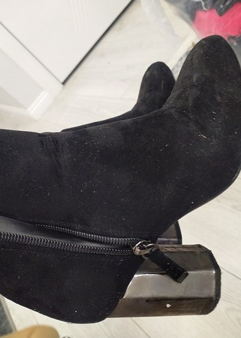 Siyah Süet Tokalı Topuklu Kadın Bot - Görsel 3