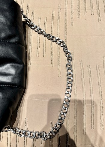  Beden Bershka Omuz Çantası Kadın Siyah Deri Zincir Detaylı