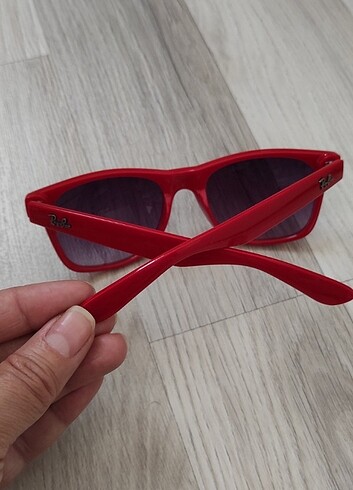 Beden kırmızı Renk Ray-Ban güneş gözlüğü