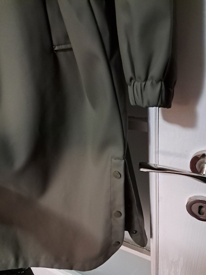 Haki Renklii Bol kesim Kapüşonlu Uzun Kadın Yağmurluk - Görsel 5