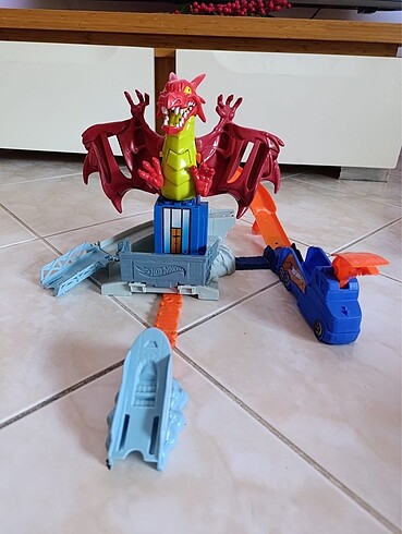 Hot Wheels Ejderha Araba yarış parkuru