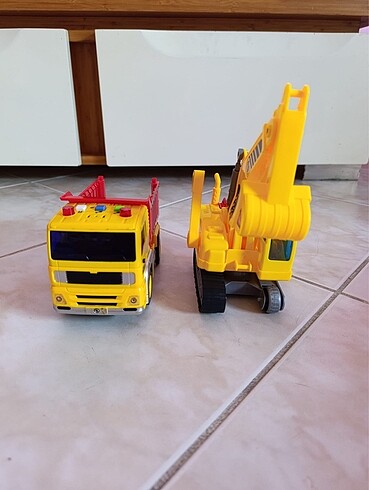 Sesli pilli kamyon ve kepçe