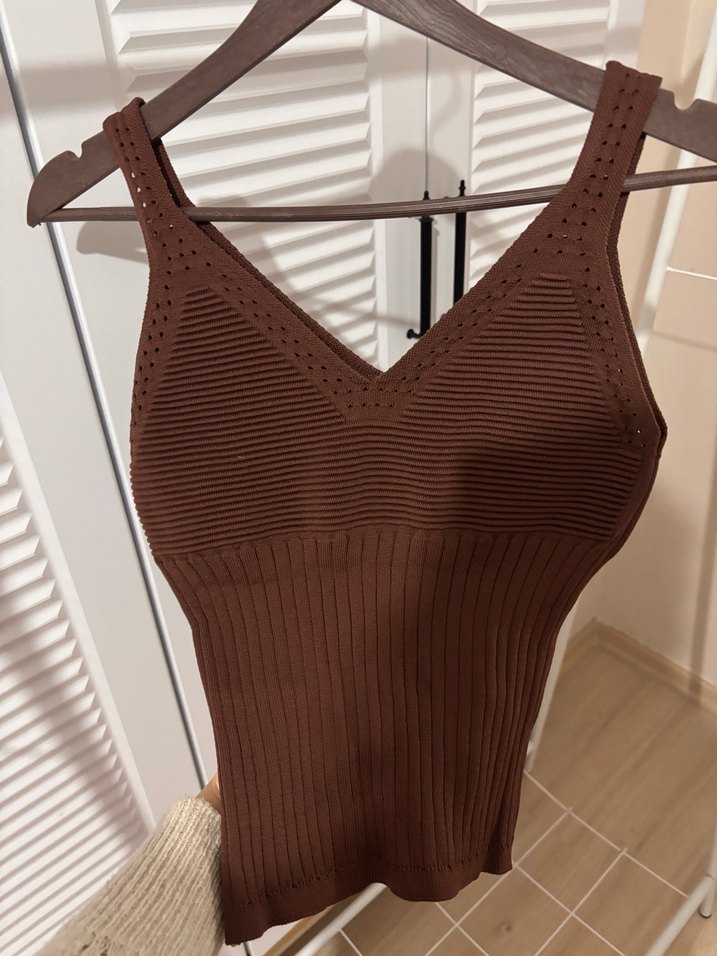 Kahverengi V Yakalı İnce Askılı Triko Atlet - Görsel 2