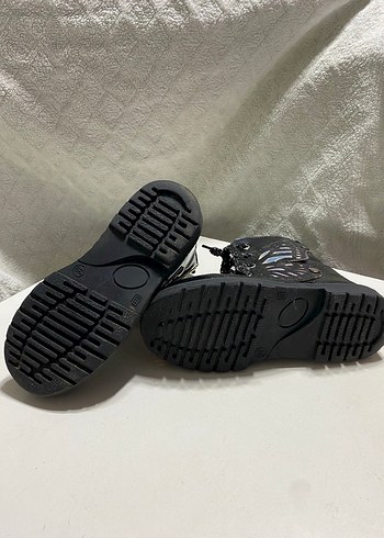 Kelebek Nakışlı Siyah Kız Botu - Görsel 3