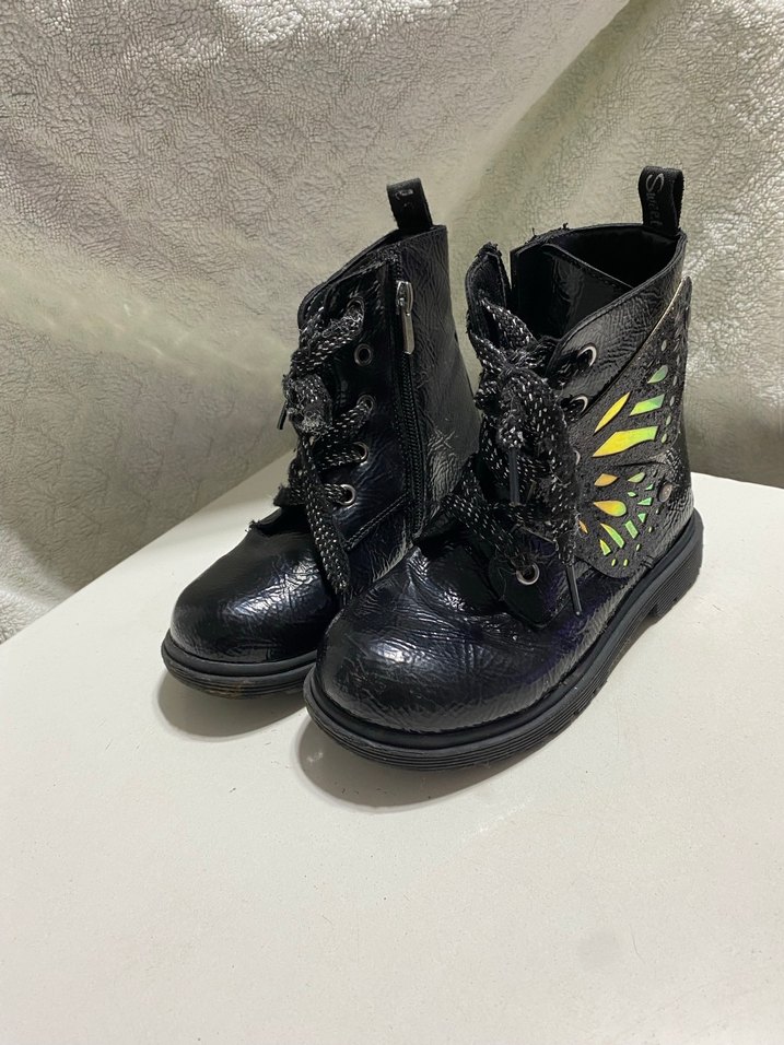 Kelebek Nakışlı Siyah Kız Botu - Görsel 2