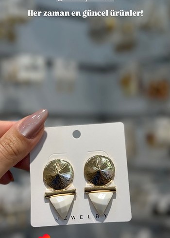 Beyaz Mini Düğmeli Kadın Küpe