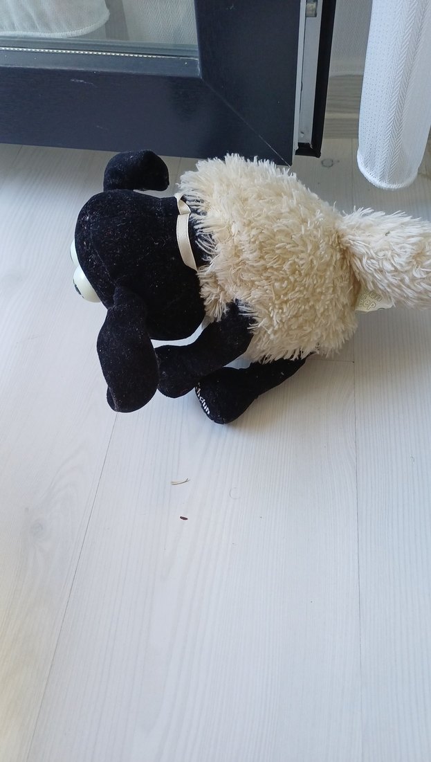 Gri ve siyah peluş oyuncak koyun - Görsel 2