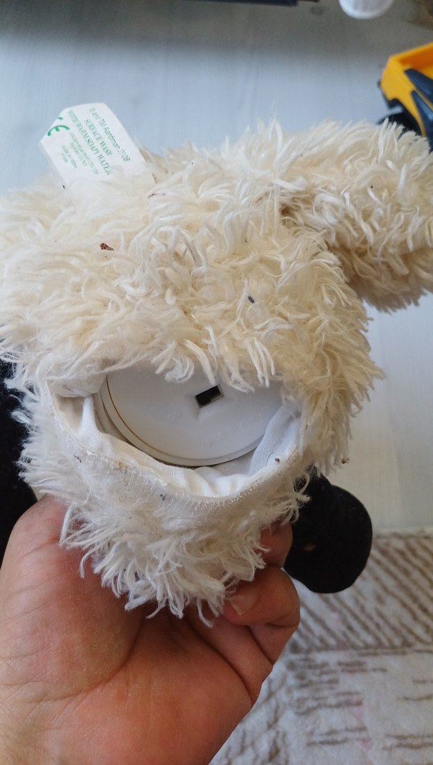 Gri ve siyah peluş oyuncak koyun - Görsel 5