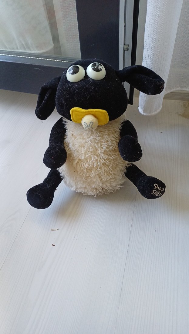 Gri ve siyah peluş oyuncak koyun - Görsel 3