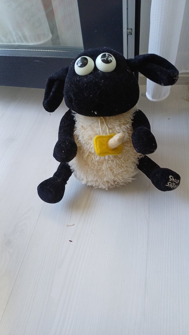 Gri ve siyah peluş oyuncak koyun - Görsel 4