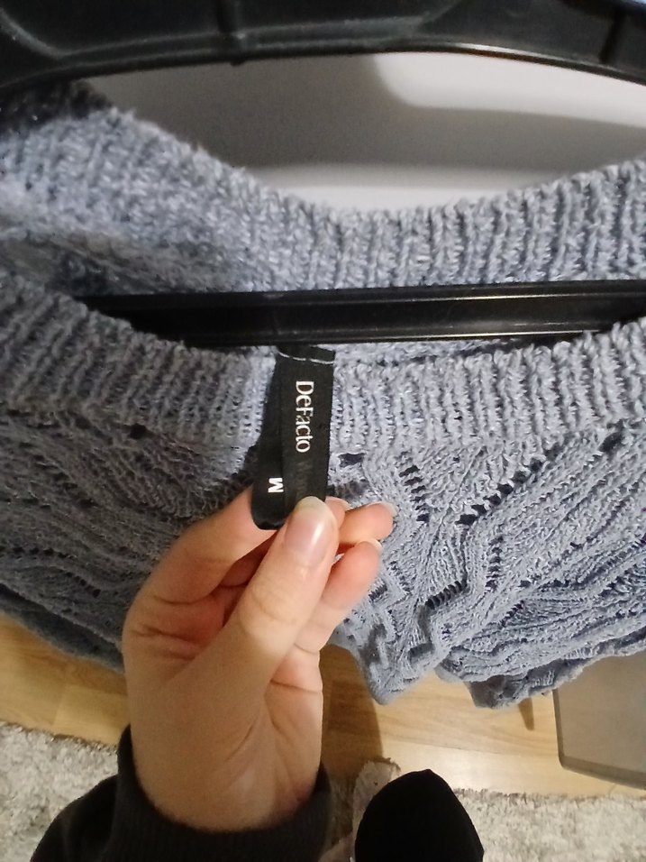 Mavi Delikli Kadın Kazak - Görsel 3