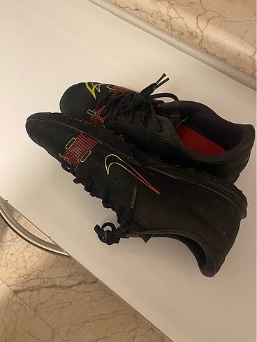 35 Beden siyah Renk Nike orjinal halı saha 35.5 numara temiz kullanıldı