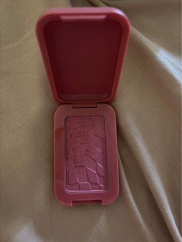  Beden nyx buttermelt allık