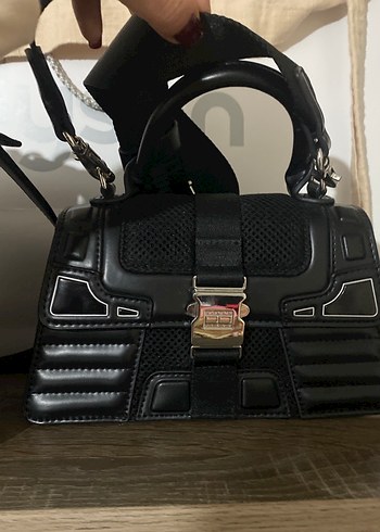 Siyah Deri Tokalı Gotik Kadın Çantası - Görsel 2