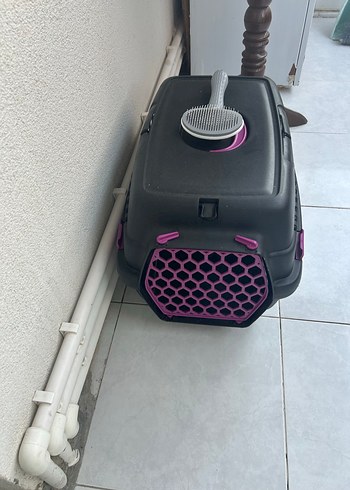 Mor Detaylı Siyah Taşıma Çantası ve Tüy Tarağı