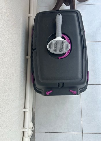 Mor Detaylı Siyah Taşıma Çantası ve Tüy Tarağı