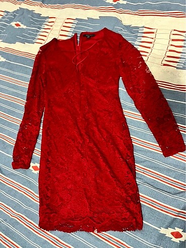 Yurtdışı Kırmızı dekolteli dantelli elbise