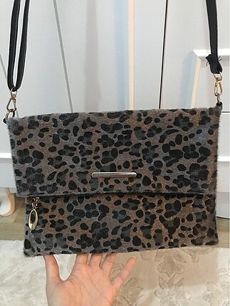 Leoparlı kol çantası