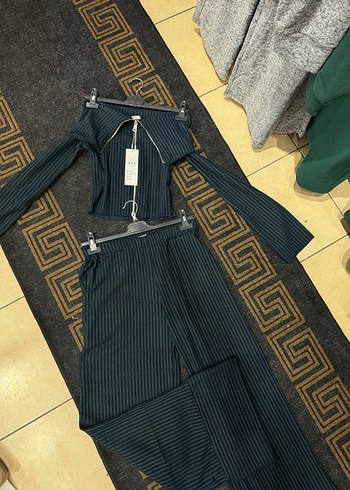 Siyah Çizgili Straplez Kemerli Kadın Takım - Görsel 2