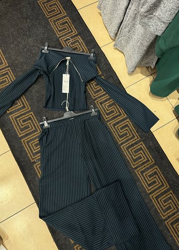 Siyah Çizgili Straplez Kemerli Kadın Takım - Görsel 3