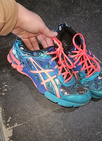 Asics spor ayakkabı.