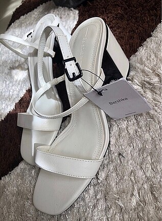 Bershka topuklu sandalet