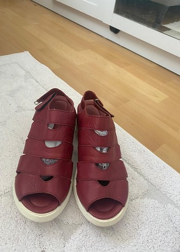 Kırmızı Parlak Dolgu Topuklu Kadın Sandalet