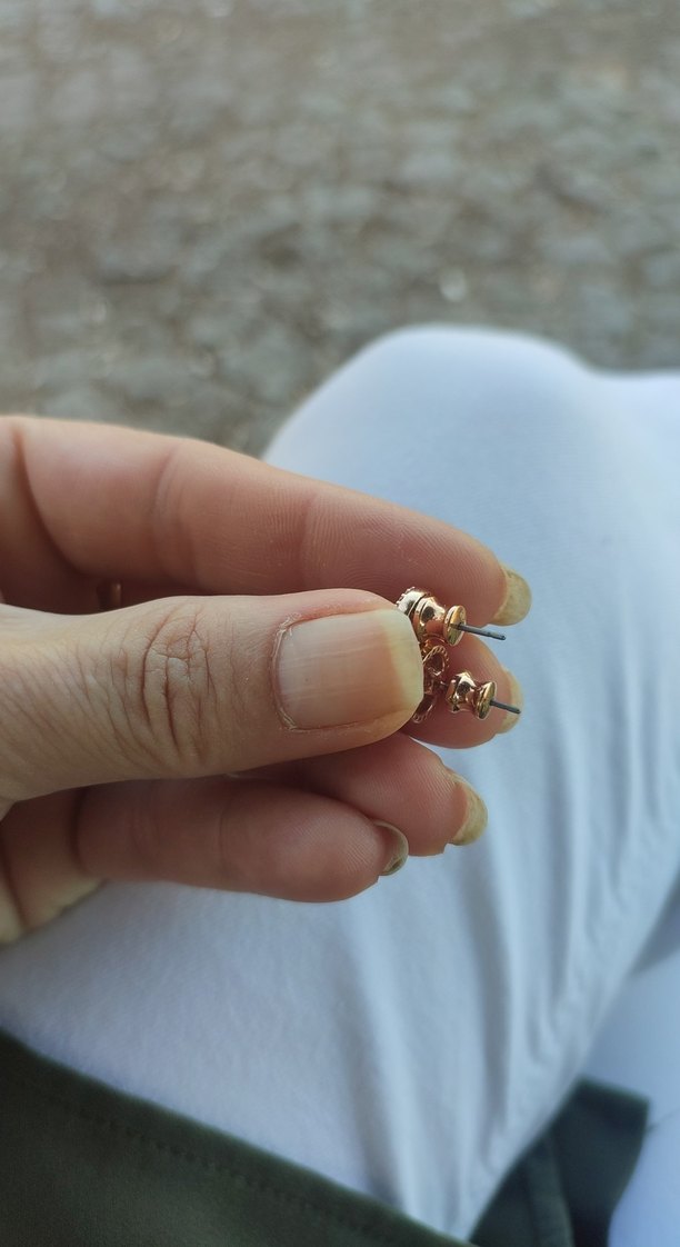 Bej Parlak Minimalist Düğme Küpe - Görsel 3