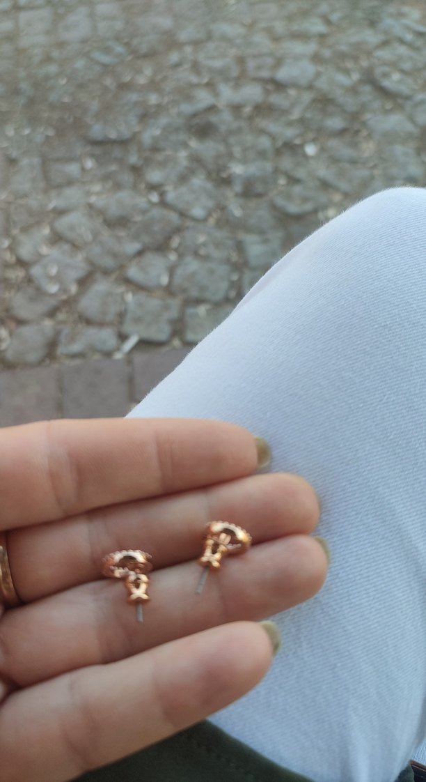 Bej Parlak Minimalist Düğme Küpe - Görsel 4